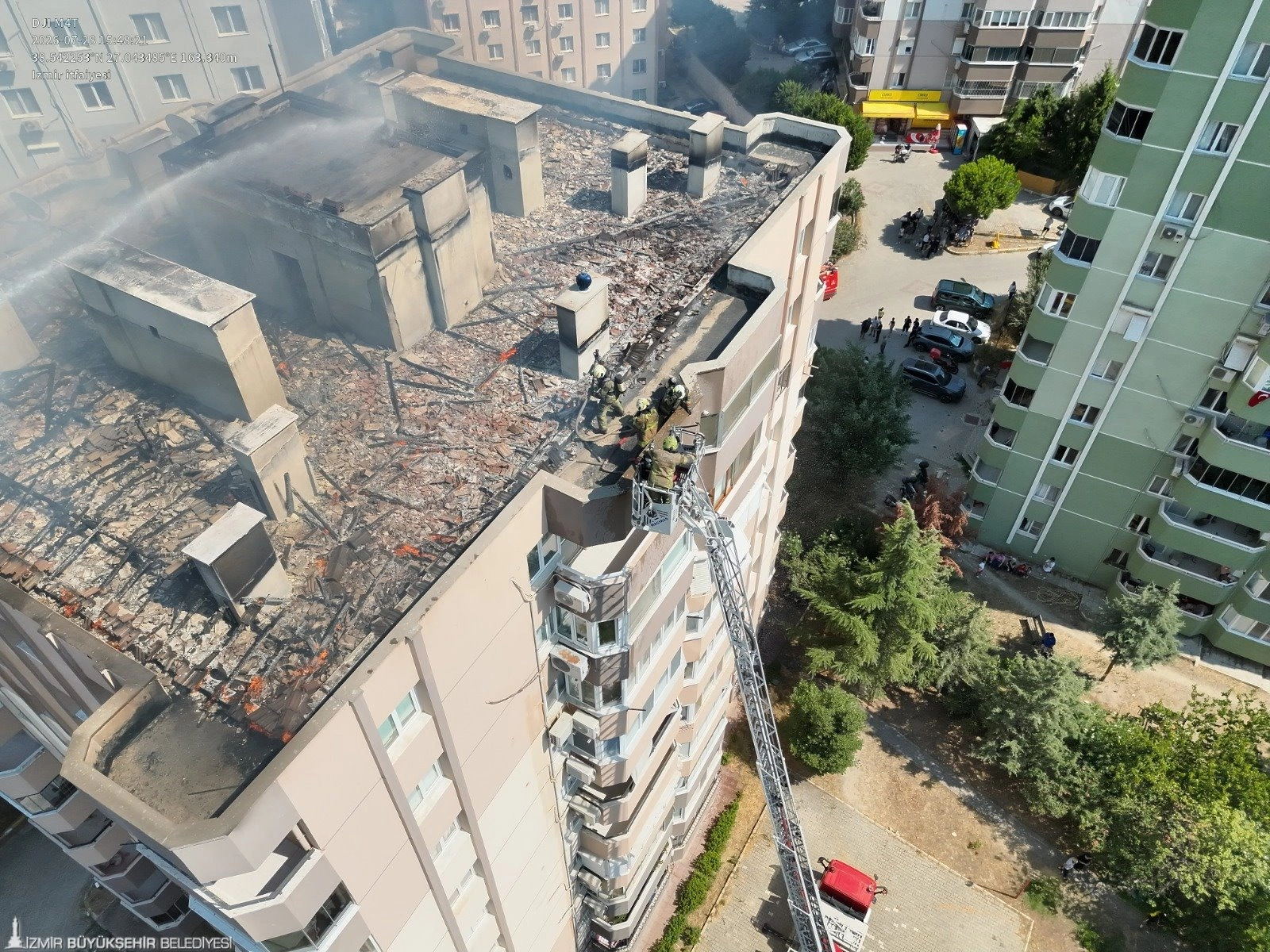 Menemen'de 10 katlı binada yangın: İtfaiyeden hayat kurtaran müdahale