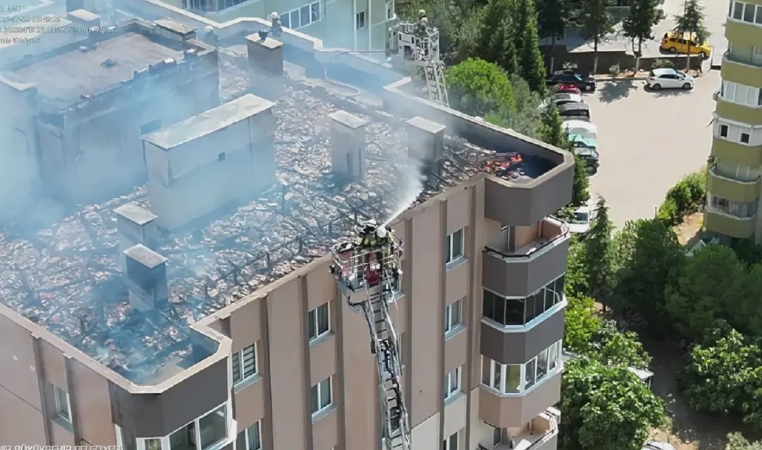İzmir Menemen'de 10 katlı binanın çatısında çıkan yangında mahsur kalan