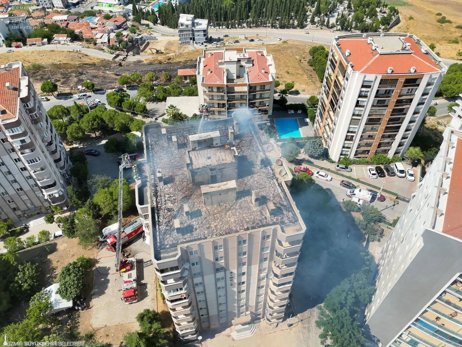 Menemen'de 10 katlı binada yangın: İtfaiyeden hayat kurtaran müdahale