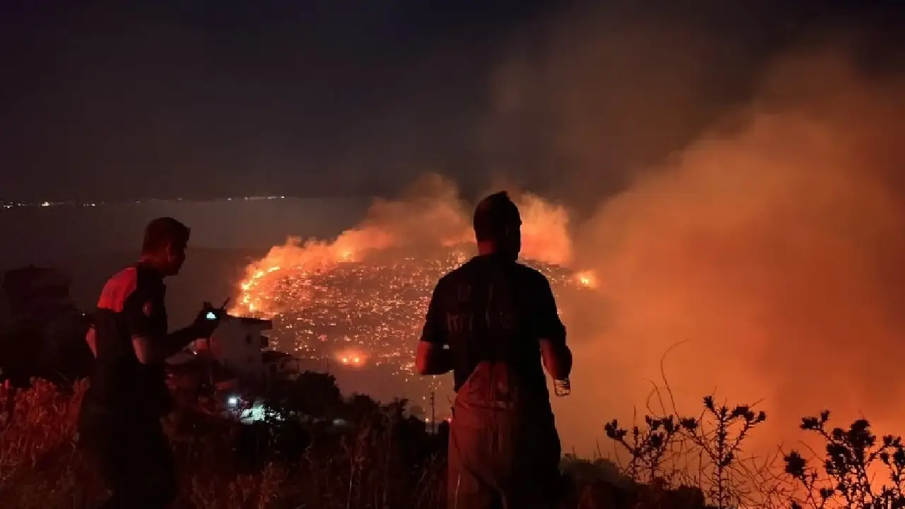 Balıkesir’den sıçrayan alevler Bergama’yı tehdit ediyor: İzmir’in kuzeyinde orman yangını alarmı