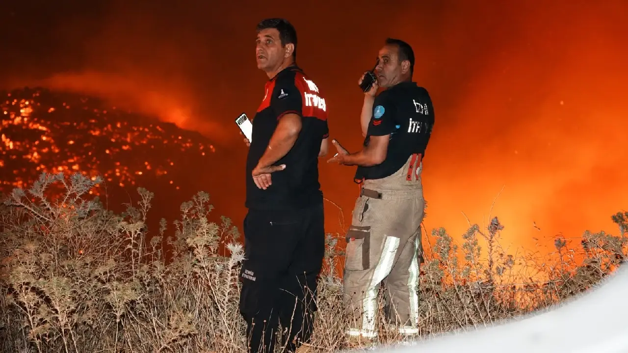 Balıkesir’den sıçrayan alevler Bergama’yı tehdit ediyor: İzmir’in kuzeyinde orman yangını alarmı