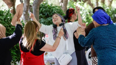 İzmir Büyükşehir Belediyesi'nin sosyal destek çalışmalarının yürütüldüğü mahallelerde yaşayan yurttaşlar