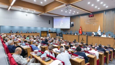 İzmir Büyükşehir Belediye Meclisi'nde gündem dışı konuşmaların canlı yayınlanmaması kararı