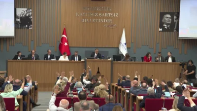 İzmir Büyükşehir Belediye Meclisi’nin temmuz ayı oturumunda AK Partili Hüsnü