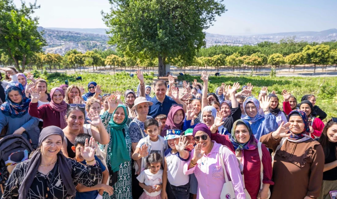 İzmir Büyükşehir Belediye Başkanı Dr. Cemil Tugay, Mahalle Bostanlarında üretim