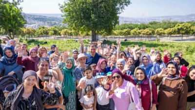 İzmir Büyükşehir Belediye Başkanı Dr. Cemil Tugay, Mahalle Bostanlarında üretim