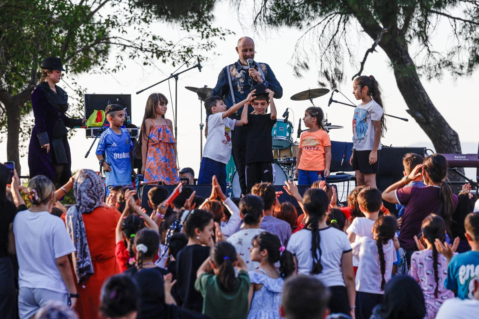 Kadifekale’de sihirbazlar ve coşku dolu parkur oyunları! İZBB mahalle şenlikleri sokakları şenlendiriyor! 3 Kadifekale’de sihirbazlar ve coşku dolu parkur oyunları! İZBB mahalle şenlikleri sokakları şenlendiriyor!