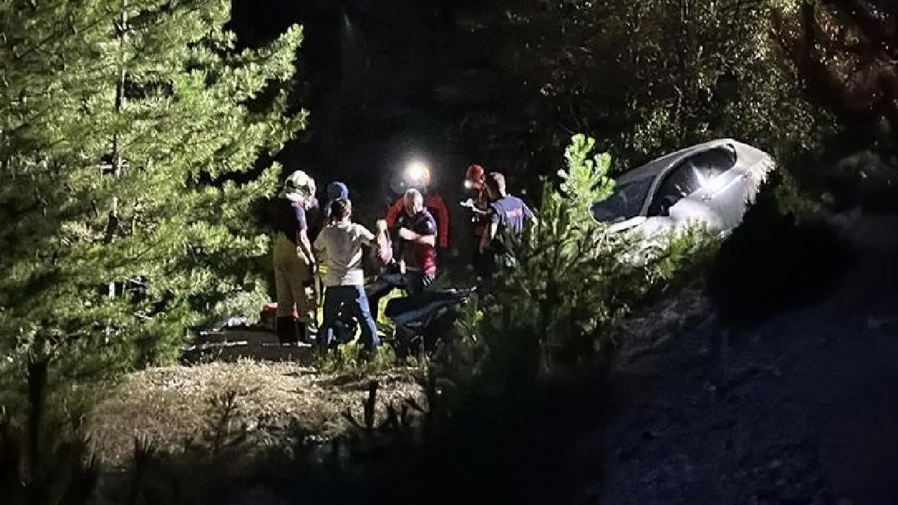 Kara yolunda dehşet anları: Çarpışan otomobil ve motosiklet şarampole yuvarlandı
