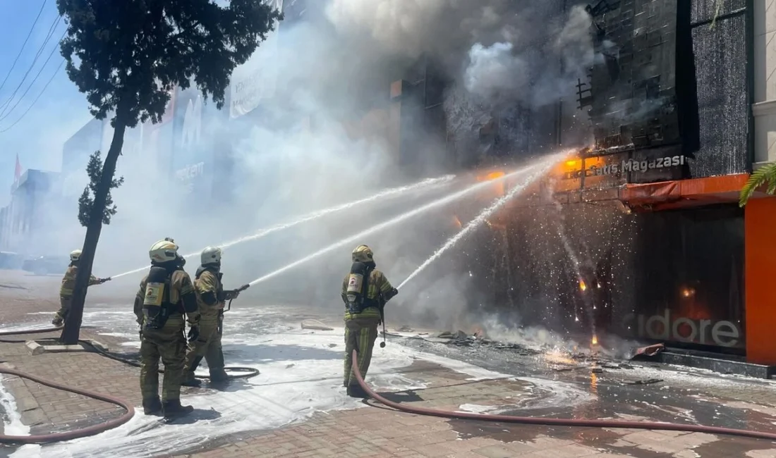 İzmir’in Karabağlar ilçesinde bulunan dört katlı bir mobilya mağazası, LED