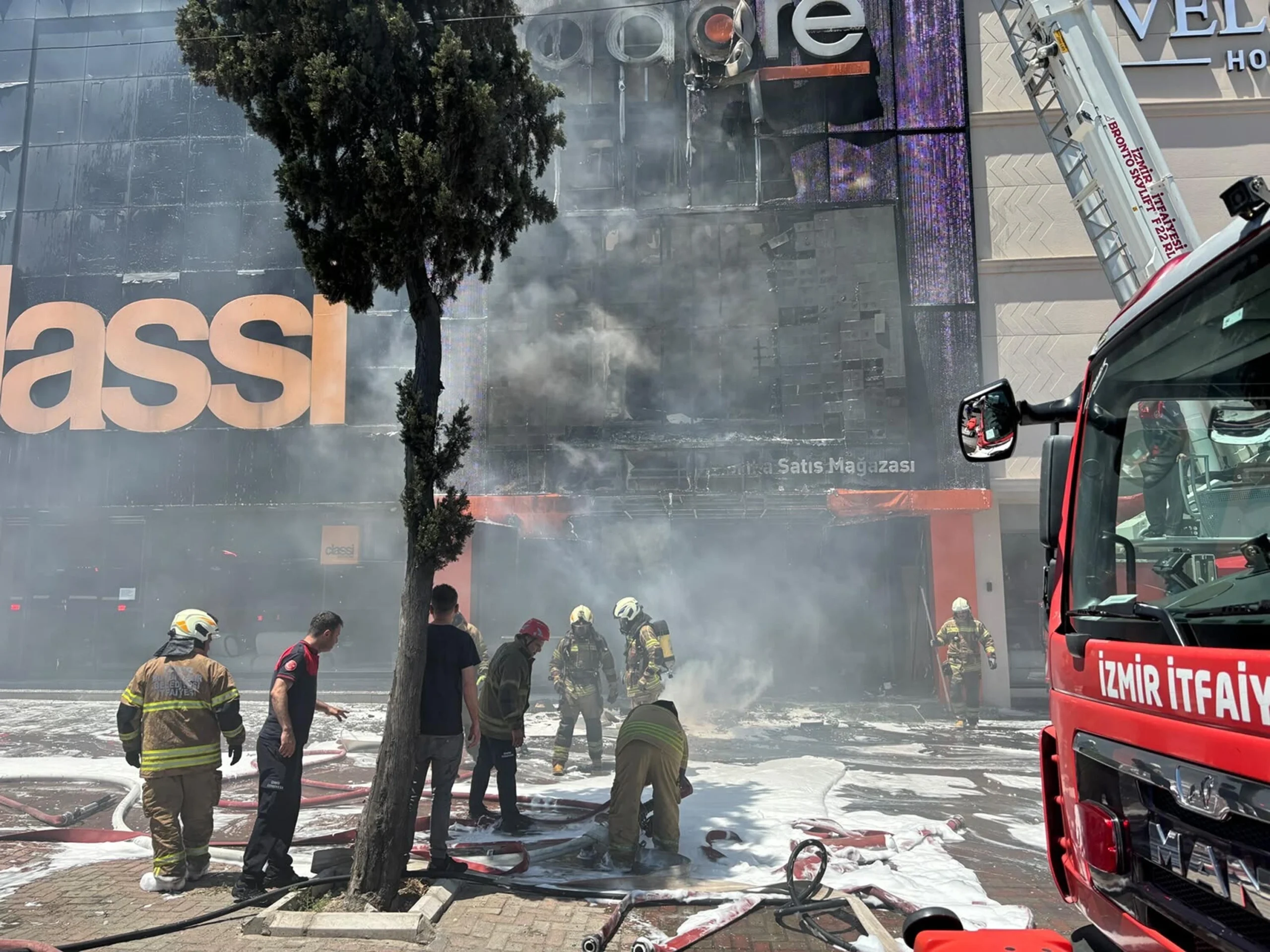 Karabağlar'da mobilya mağazası kül oldu: LED ekran şüphesi 1 Karabağlar'da mobilya mağazası kül oldu: LED ekran şüphesi