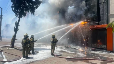 İzmir’in Karabağlar ilçesinde bulunan dört katlı bir mobilya mağazası, LED