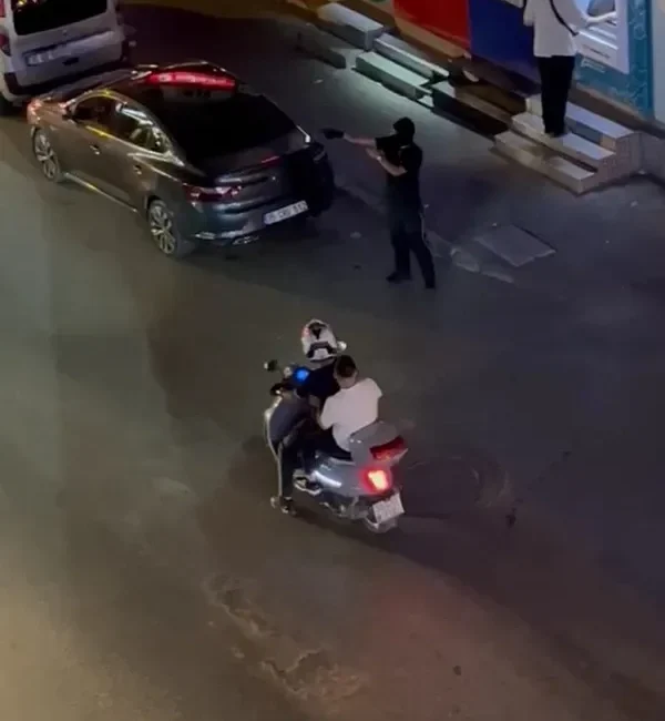 İzmir'in Karabağlar ilçesinde gece saatlerinde kar maskeli bir şahıs, kapalı