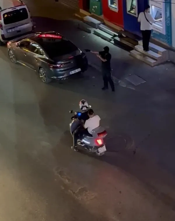 İzmir'in Karabağlar ilçesinde gece saatlerinde kar maskeli bir şahıs, kapalı