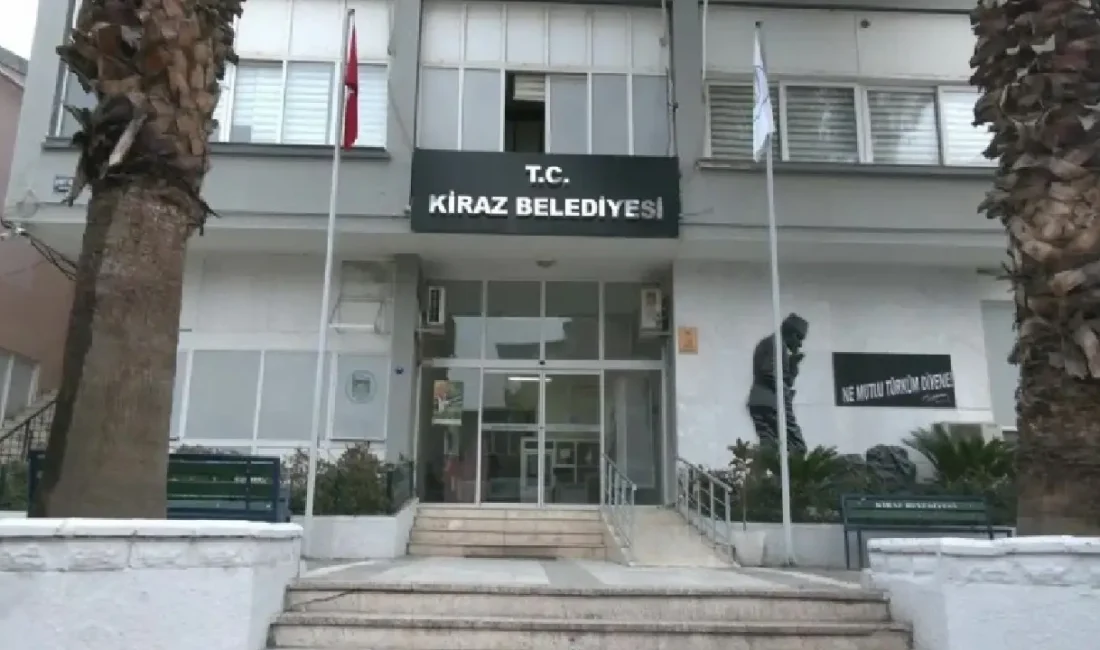 İzmir siyasetinde CHP'den YENİ Parti'ye geçiş trafiği Kiraz ilçesinde toplu