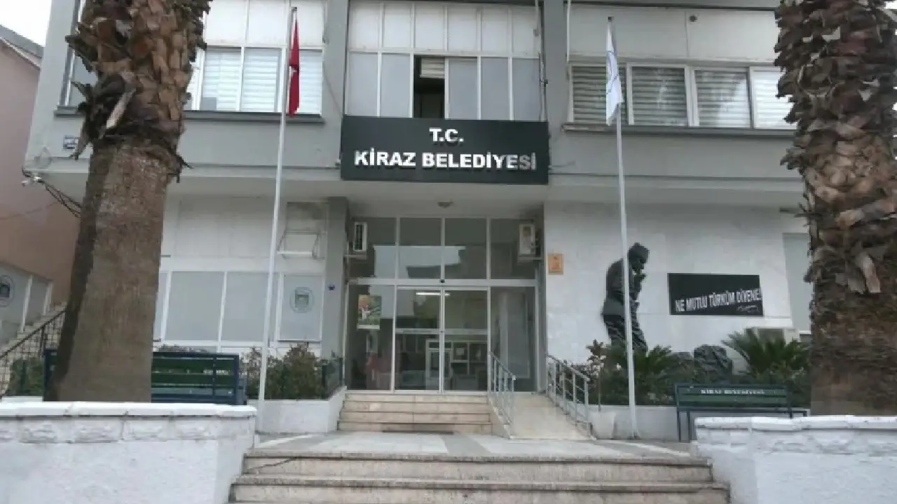 İzmir’de siyasi rüzgar Kiraz'ı da yuttu: Belediye başkanı ve ilçe teşkilatı YENİ Parti'ye geçiyor