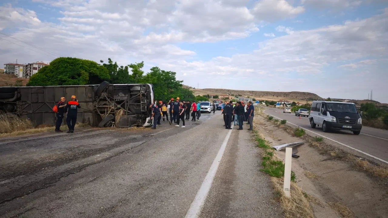 Kırıkkale'de feci kaza: 3'ü ağır 41 kişi yaralı 1 Kırıkkale'de feci kaza: 3'ü ağır 41 kişi yaralı