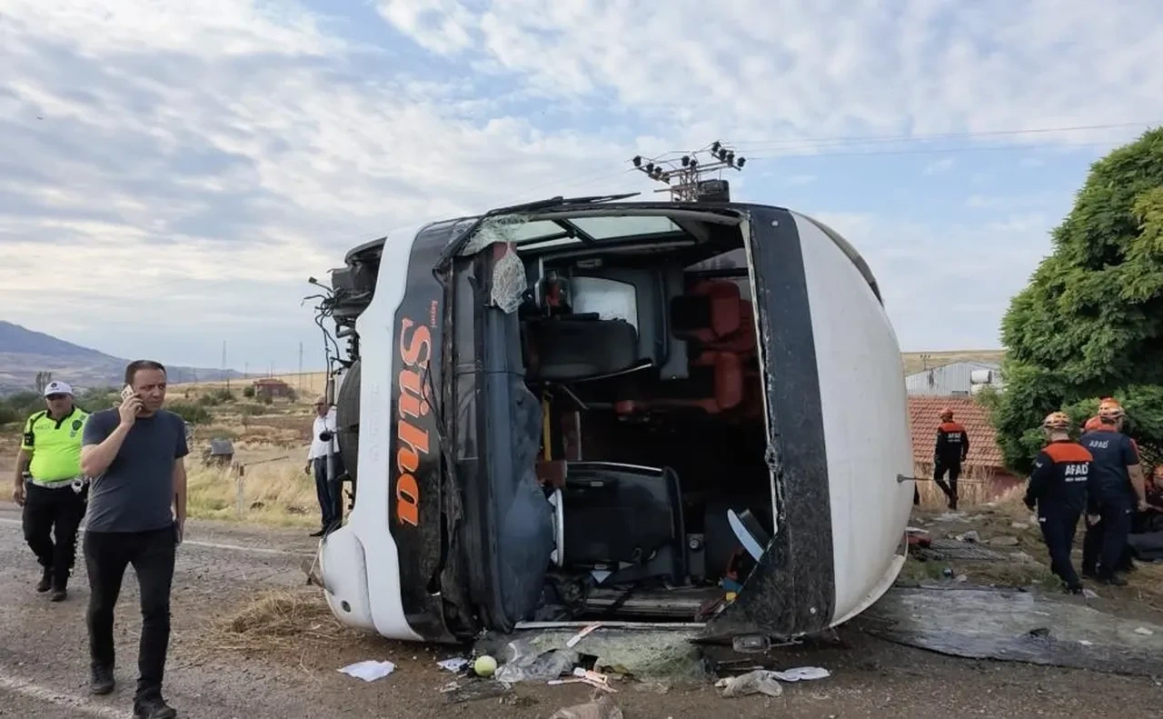 Kırıkkale'de feci kaza: 3'ü ağır 41 kişi yaralı