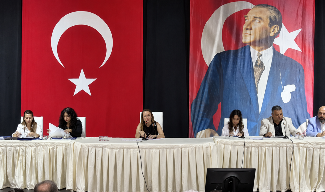 Konak Belediye Meclisi’nin temmuz ayı açılış oturumunda, Alsancak’taki dükkanların tabela
