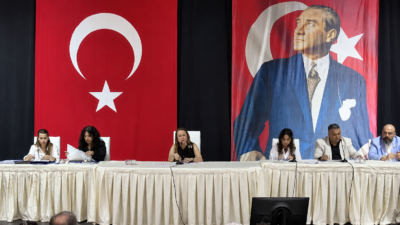 Konak Belediye Meclisi’nin temmuz ayı açılış oturumunda, Alsancak’taki dükkanların tabela