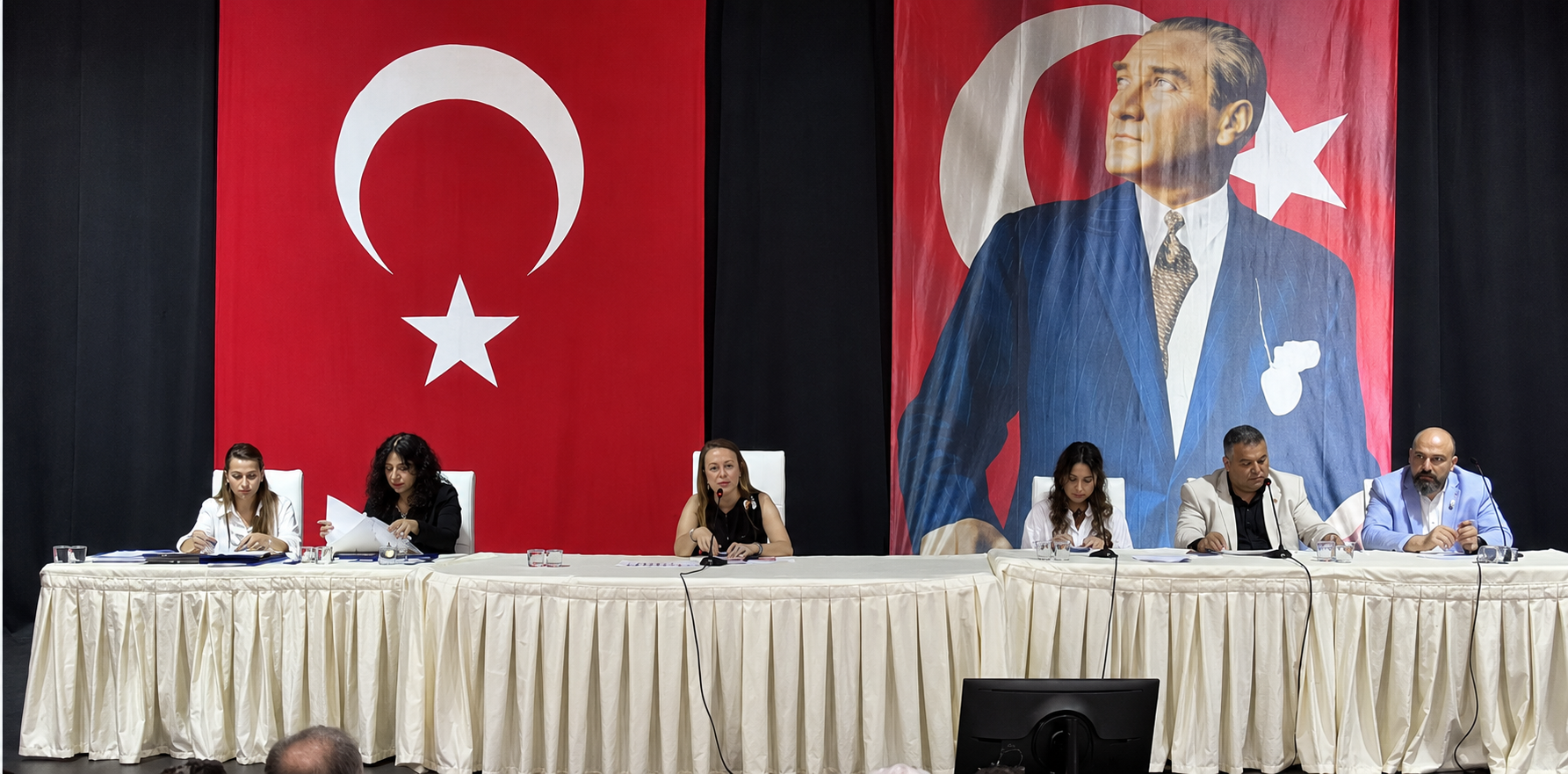 Alsancak'ta tabela zapturaptı dönemi: Esnafa tebligat gidecek