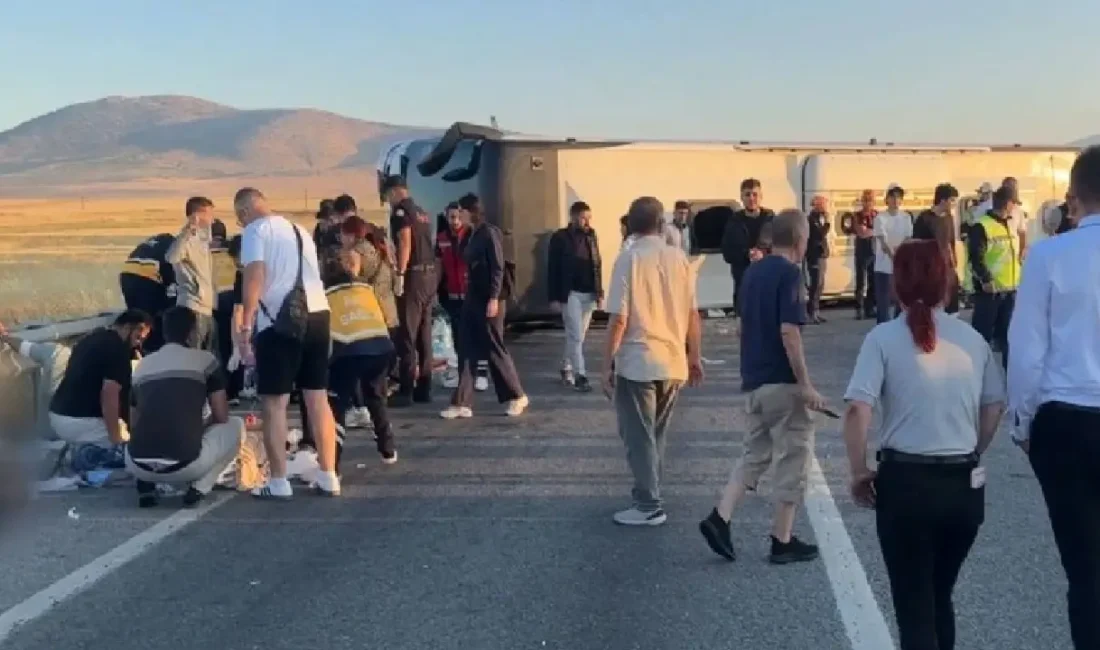Kütahya'da kontrolden çıkan yolcu otobüsünün bariyerlere çarparak devrilmesi sonucu meydana