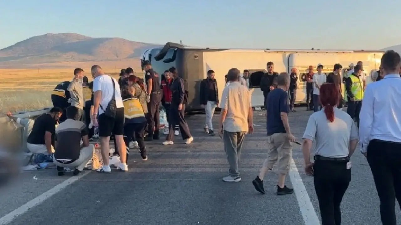 Kütahya'da kontrolden çıkan yolcu otobüsünün bariyerlere çarparak devrilmesi sonucu meydana