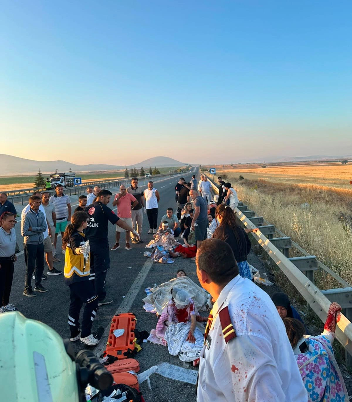 Kütahya'da can pazarı! Bariyerleri yıkıp devrilen otobüste 31 kişi yaralandı!