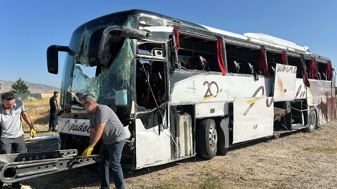 Kütahya'da can pazarı! Bariyerleri yıkıp devrilen otobüste 31 kişi yaralandı!