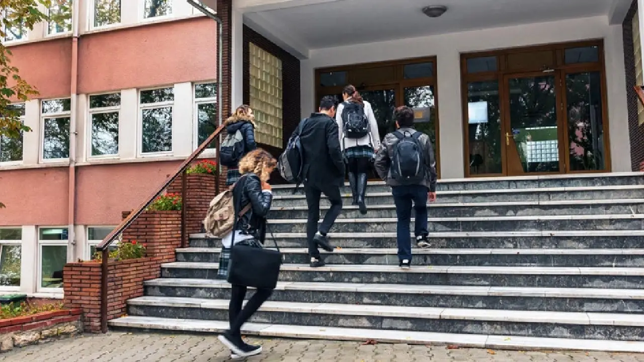 MEB yönetmeliği baştan aşağı değişti: Okullarda arama dönemi, velilere randevu şartı
