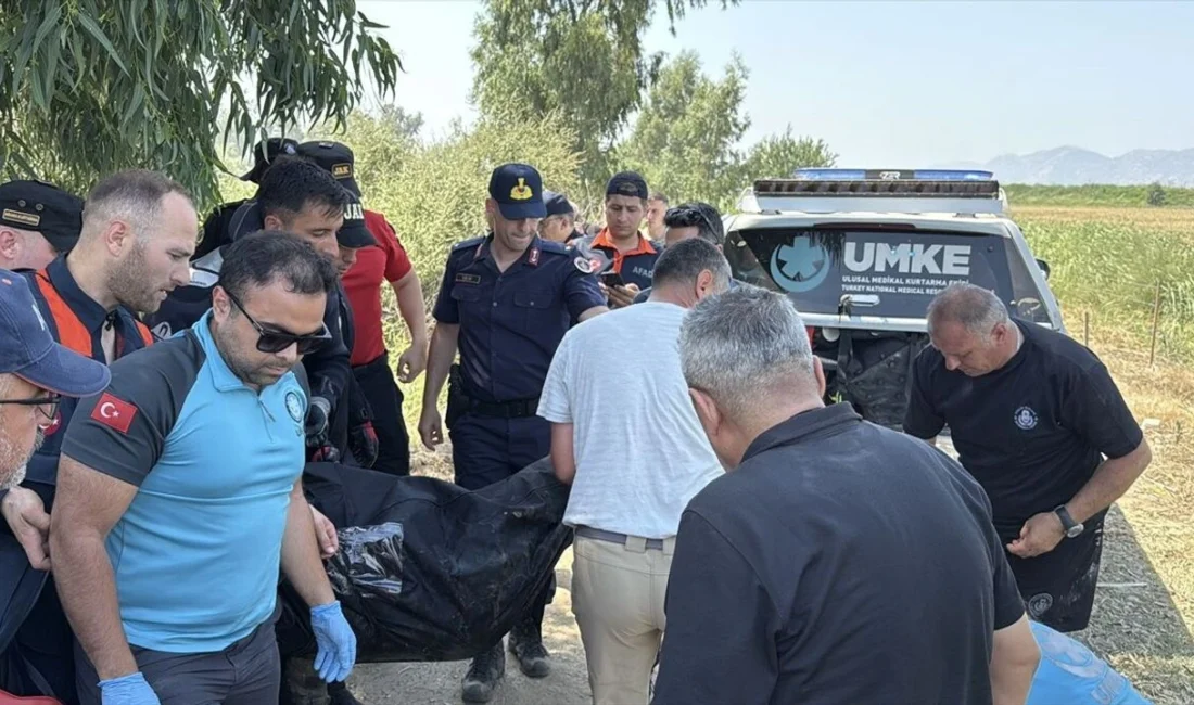 Aydın’ın İncirliova ilçesinde serinlemek amacıyla Büyük Menderes Nehri’ne giren gençlerden