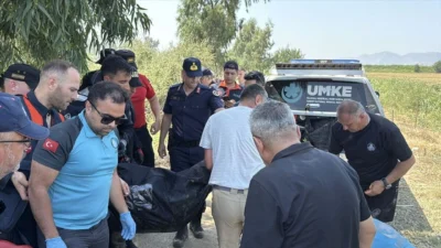 Aydın’ın İncirliova ilçesinde serinlemek amacıyla Büyük Menderes Nehri’ne giren gençlerden