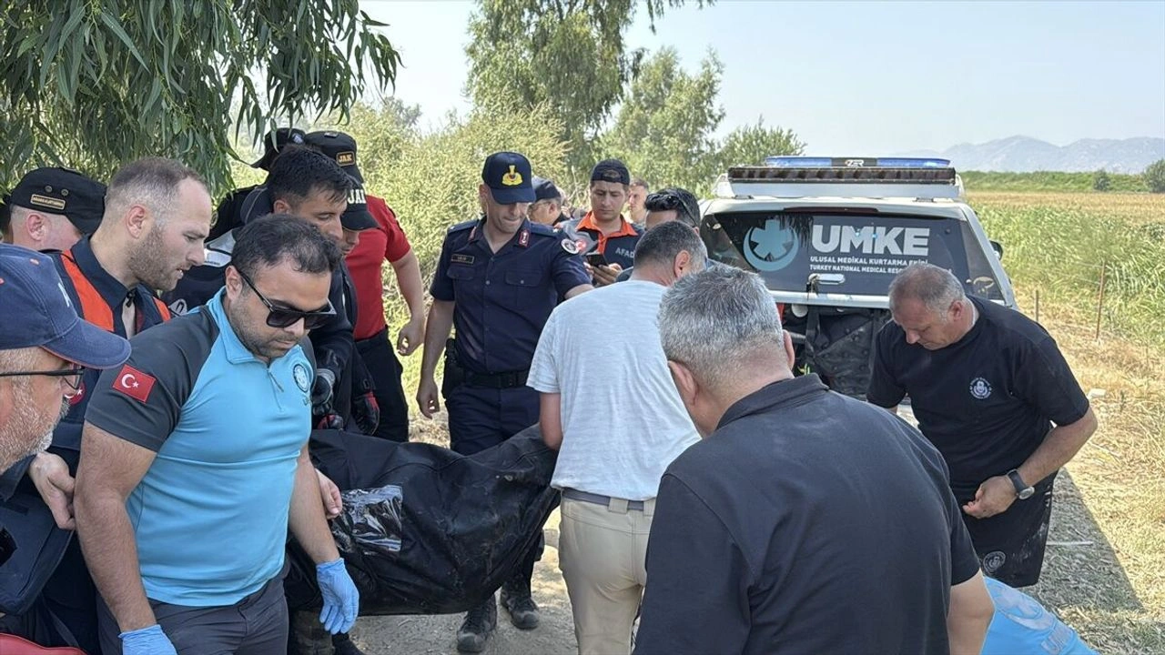Aydın’ın İncirliova ilçesinde serinlemek amacıyla Büyük Menderes Nehri’ne giren gençlerden