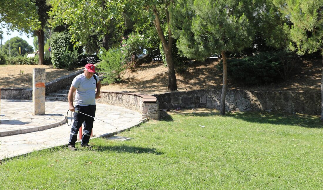 Menderes Belediyesi, ilçe genelinde parklara bakım işlemi uyguluyor.