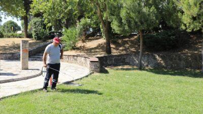 Menderes Belediyesi, ilçe genelinde parklara bakım işlemi uyguluyor.