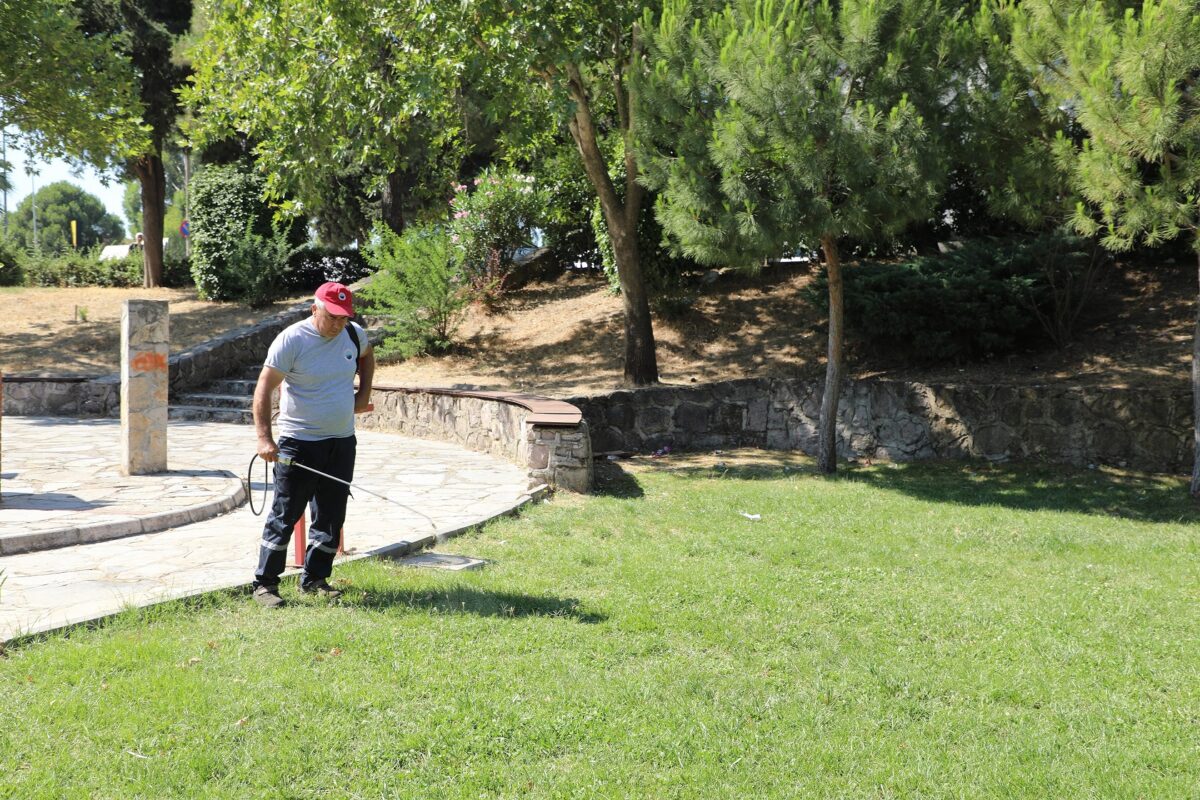 Menderes Belediyesi, ilçe genelinde parklara bakım işlemi uyguluyor.
