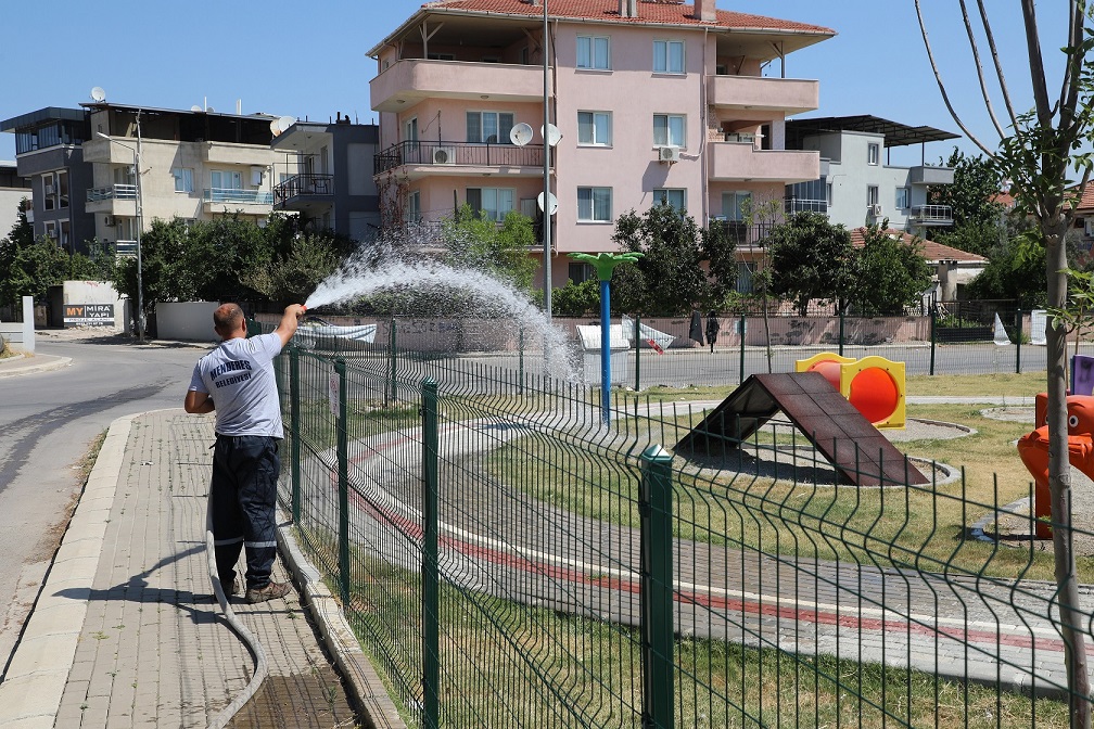 Aşırı sıcaklara karşı 7/24 sulama ve özel ilaçlama! Menderes'in doğası güvence altında!