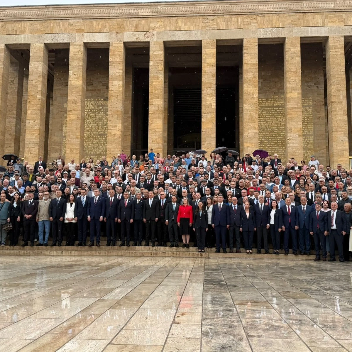 Anıtkabir'de yeni yürüyüş mesajı: Özgür Özel Özel Defteri imzaladı!