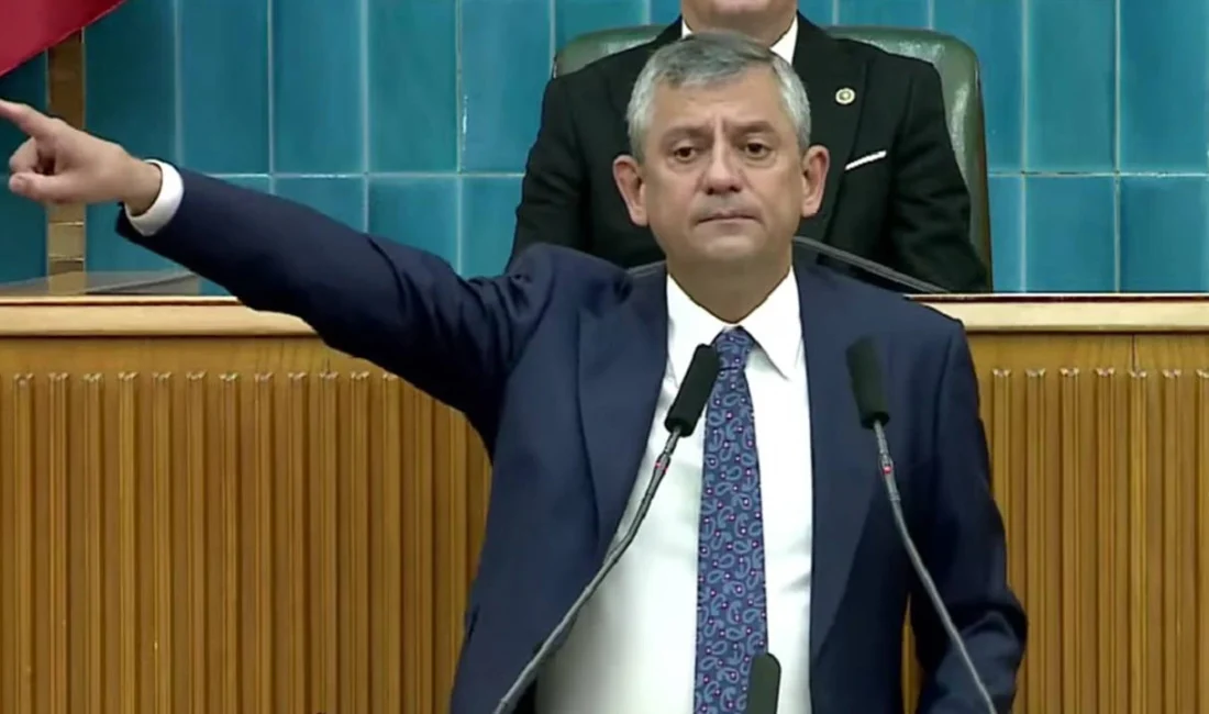 CHP Grubu'nda kürsüye çıkan Özgür Özel, "partide kal" çağrılarına sert