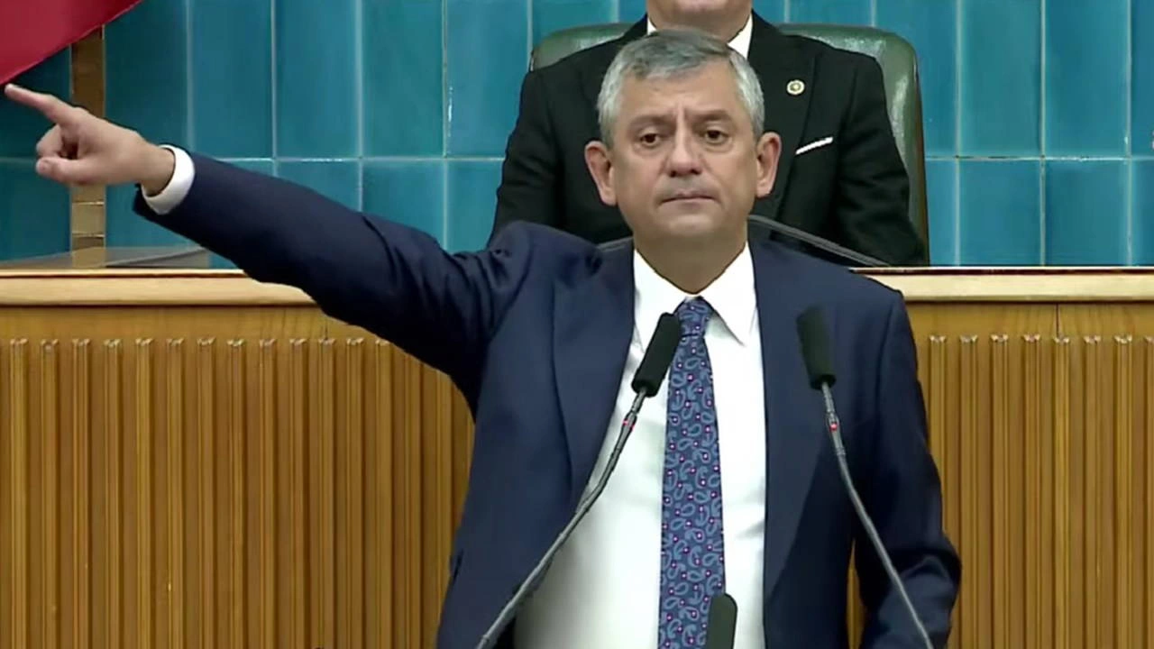 CHP Grubu'nda kürsüye çıkan Özgür Özel, "partide kal" çağrılarına sert