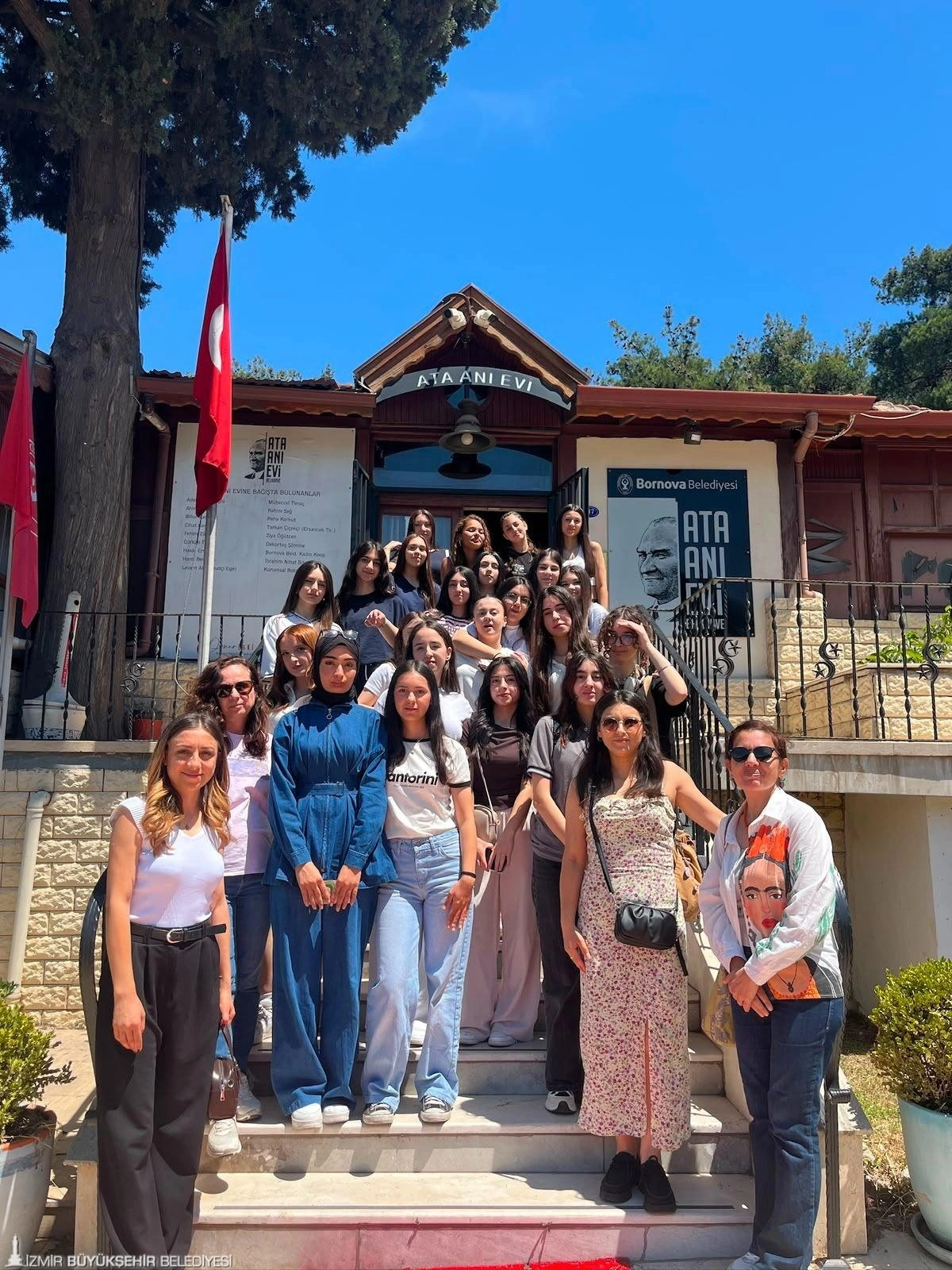 İzmir'de bin liseli genç kafelerden müzelere aktı