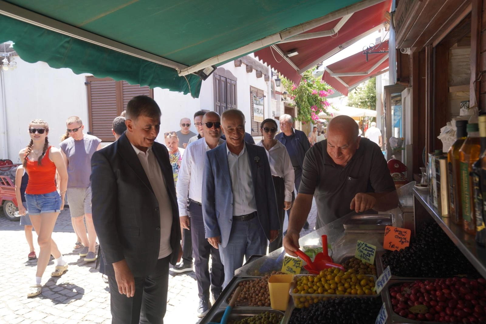Seferihisar'a yatırım yağmuru! Başkan Cemil Tugay sahadan müjdeleri peş peşe sıraladı!