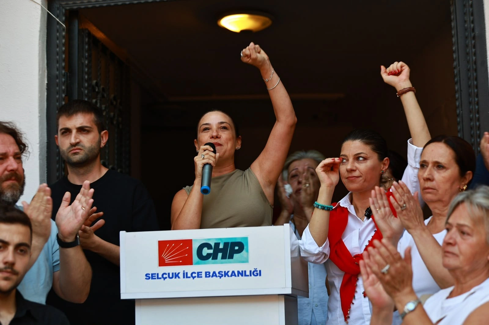 CHP Efes Selçuk İlçe Başkanı İpek Onbaşıoğlu, ilçe yönetimi, kadın