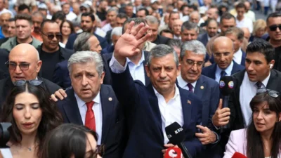 Mahkemenin 'mutlak butlan' kararının ardından Özgür Özel liderliğinde kurulan YENİ