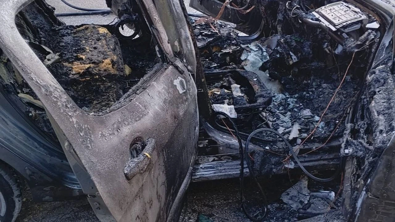 Seyir halindeki otomobil alev alev yandı: Araç kullanılamaz hale geldi