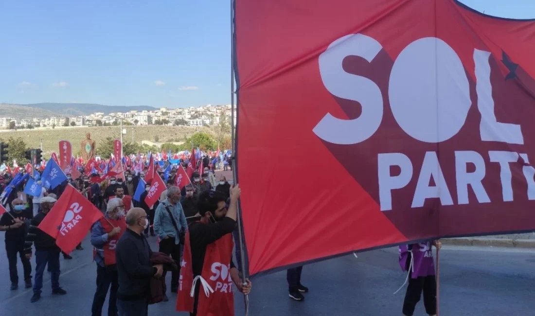 Türkiye'deki mevcut siyasi mimarinin egemen yapılarla sınırlı kalamayacağını ilan ederek