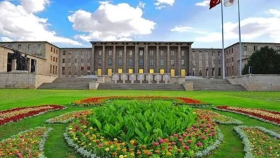 Türkiye Büyük Millet Meclisi'nde staj yapan reşit olmayan kız çocuklarına