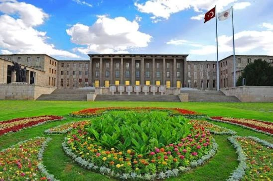 Türkiye Büyük Millet Meclisi'nde staj yapan reşit olmayan kız çocuklarına