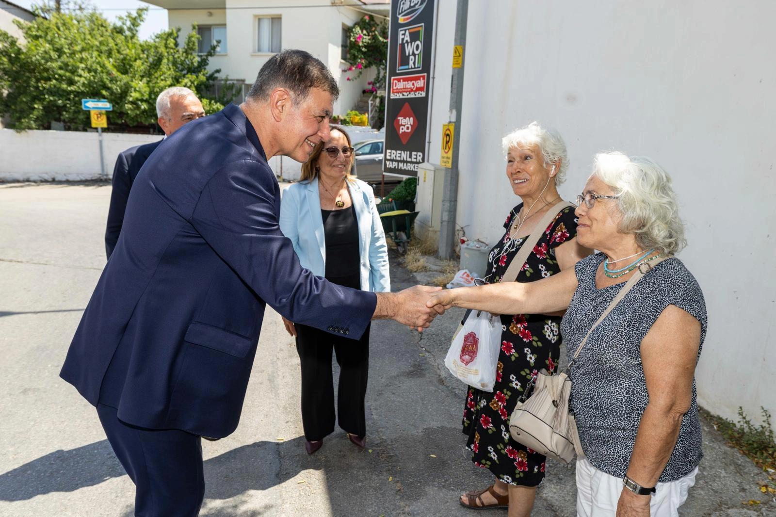 Başkan Tugay’dan Güzelbahçe çıkarması: “Talepleri bir bir dinliyoruz!"