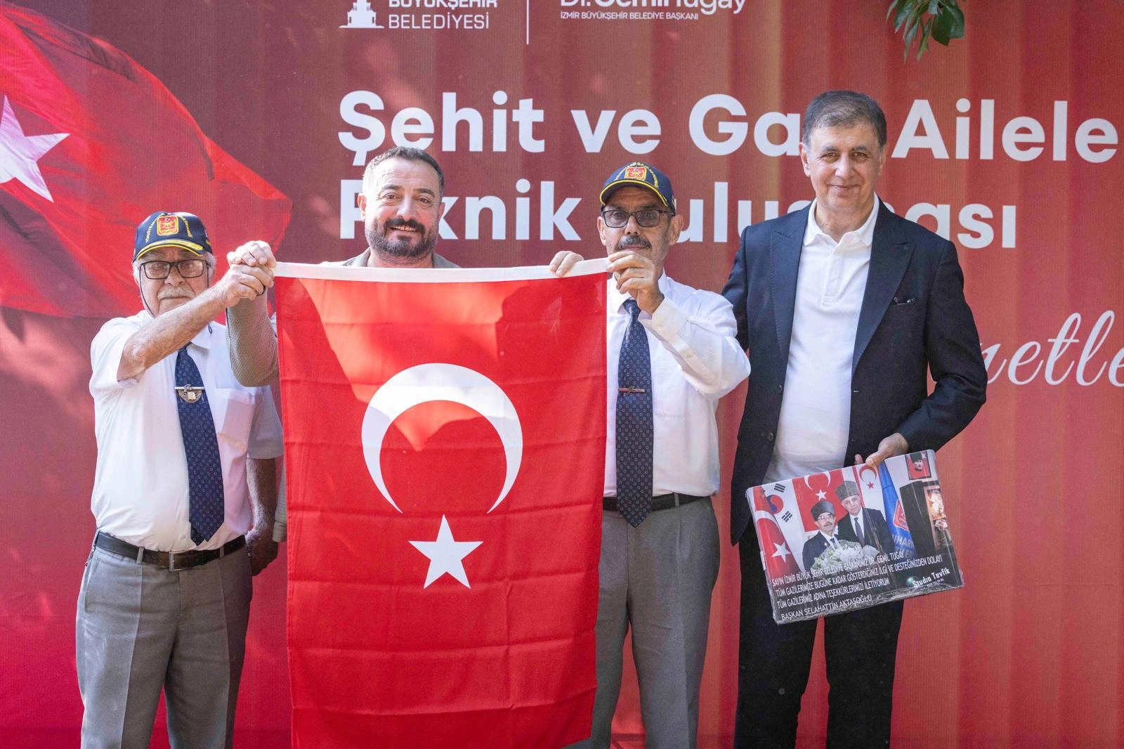İzmir Büyükşehir Belediye Başkanı Dr. Cemil Tugay, İzmir Büyükşehir Belediyesi'nin