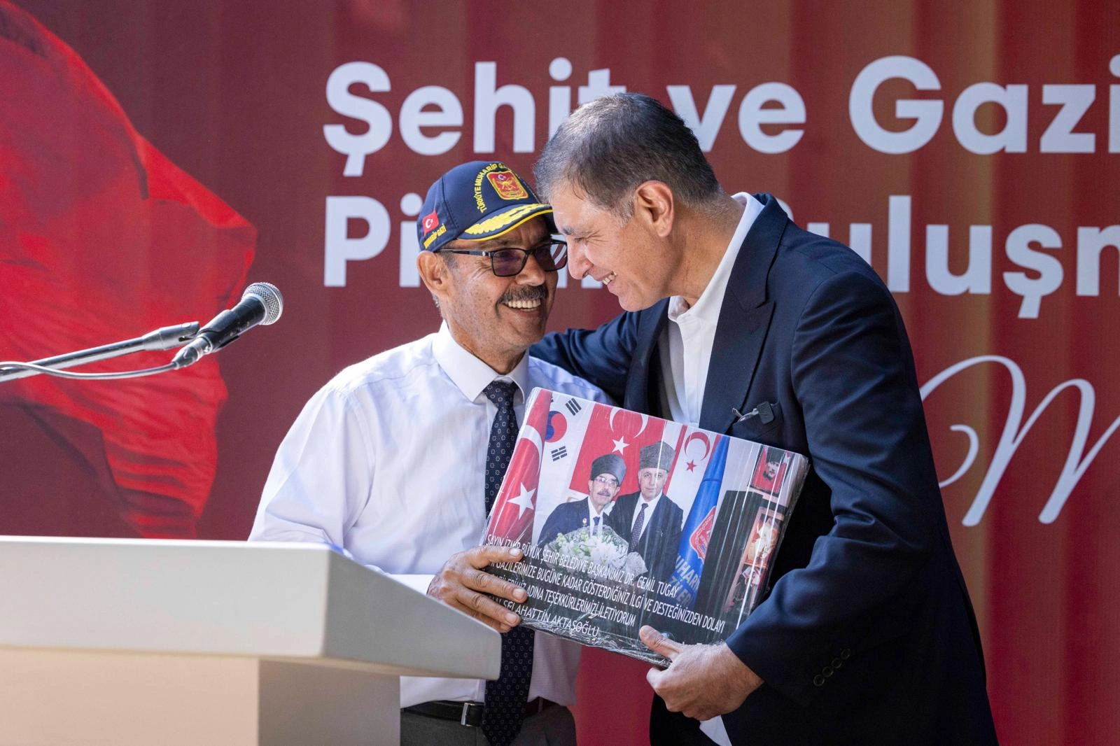 Başkan Tugay, şehit aileleri ve gazilerle buluştu: "Ne yaparsak yapalım hakkınız ödenmez" 6 Başkan Tugay, şehit aileleri ve gazilerle buluştu: "Ne yaparsak yapalım hakkınız ödenmez"